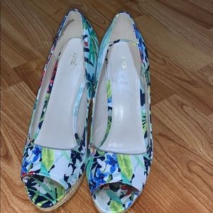 Colorful plant patterned heels